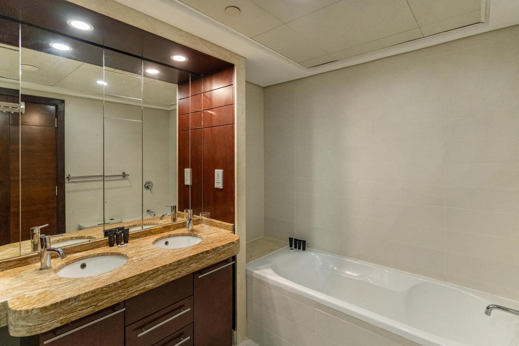 Chic 2Br Apartment, Prime Location Near Dubai Mall - Allsopp&Allsopp Zewnętrze zdjęcie