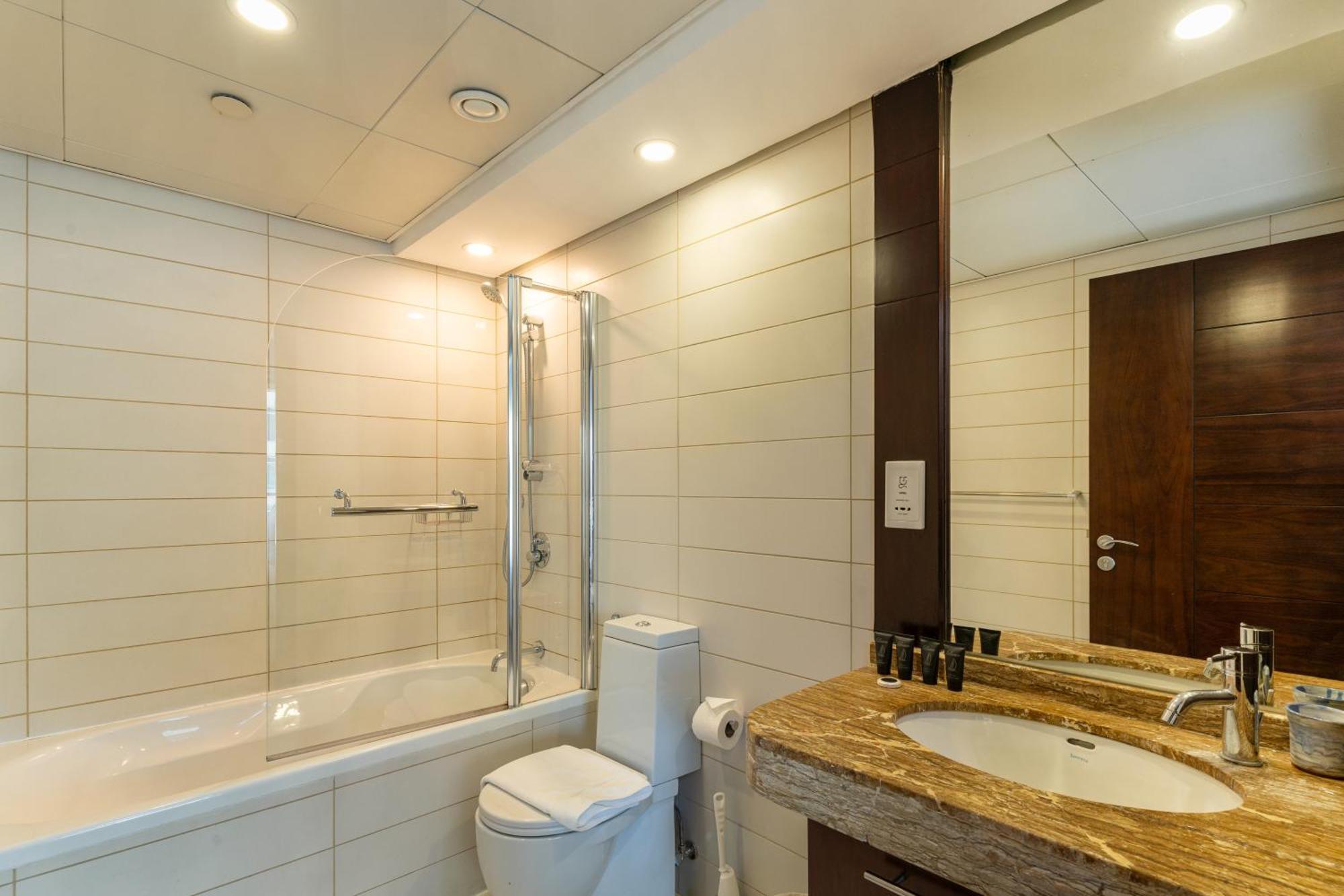 Chic 2Br Apartment, Prime Location Near Dubai Mall - Allsopp&Allsopp Zewnętrze zdjęcie